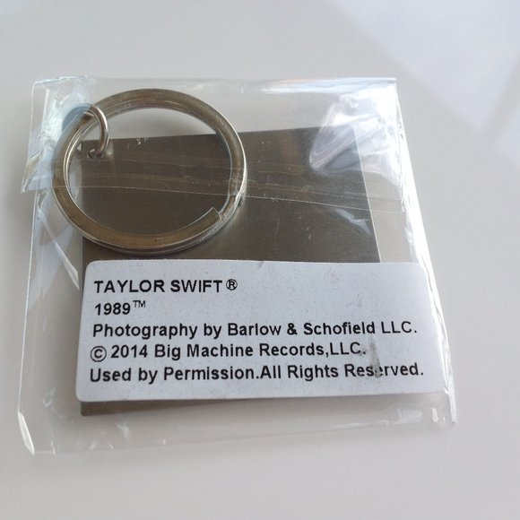 TAYLOR SWIFT VIP Merchandise Set from “1989 Tour” - Picture 9 of 15